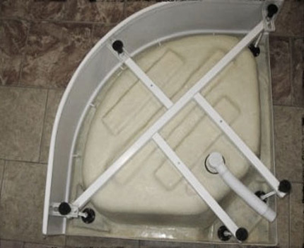 Reinforced shower tray