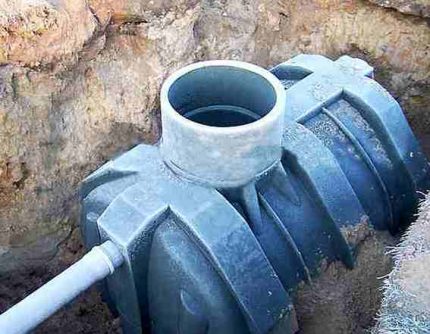 The device of the drain pit from a plastic container