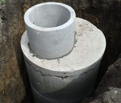 Concrete ring drain pit arrangement