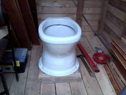 Strengthening the street toilet floor