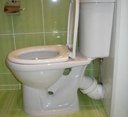 رائحة مياه الصرف الصحي في المرحاض بسبب نقص قابس الماء