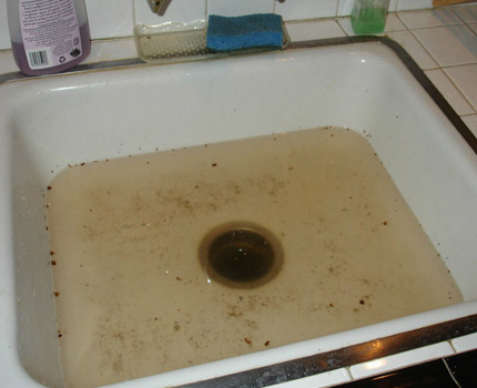 Наводни мивката с канализация