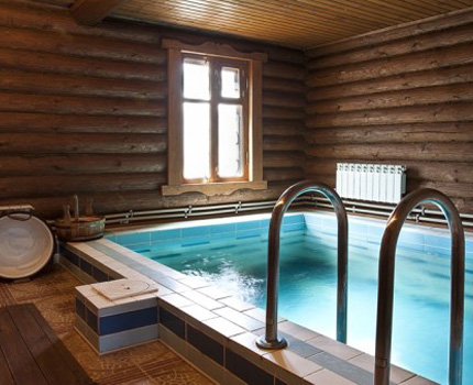Ventilación en una casa de baños con piscina.