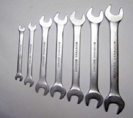 Set of wrenches of different sizes