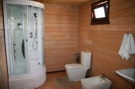 Salle de bain dans une maison de campagne en bois
