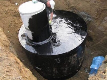 Imperméabilisation d'une fosse septique avec du mastic bitumineux