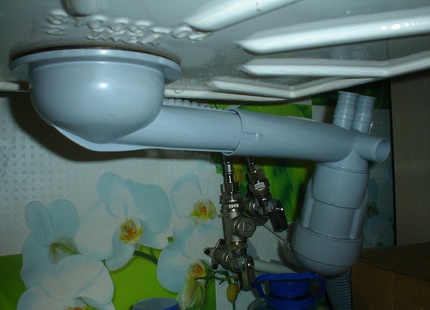 Fastening a sink with a flat siphon to the wall