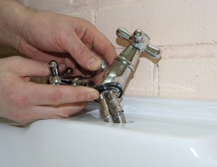 Монтирайте мивката към стената