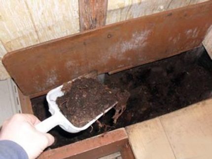 Scoop for picking peat in a dry closet