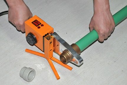 Soldering iron for polypropylene pipes
