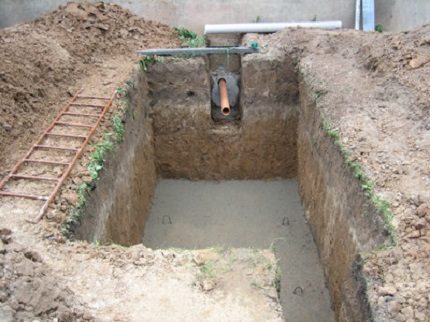 Installation of a septic tank on a concrete surface