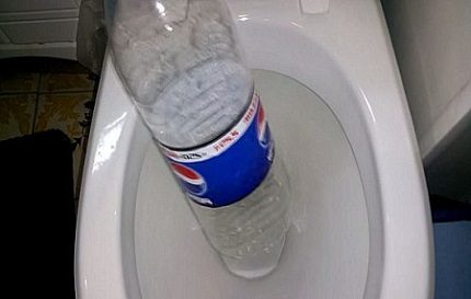 تنظيف المرحاض بزجاجة