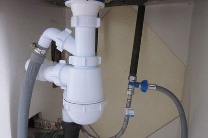 Siphon with an additional branch pipe