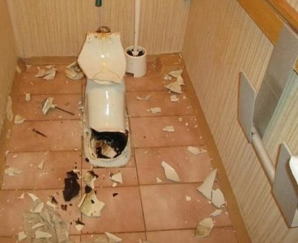 Massor av krossade toalettskärmar