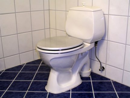 Toilette à chasse verticale