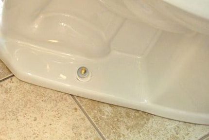 Fixation d'une cuvette des toilettes sur une tuile avec des boulons