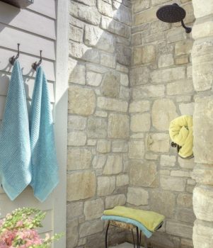Venkovní sprcha na zdi domu