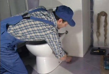 Mounting the toilet on the toilet floor