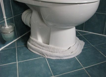 Flaque d'eau sous les toilettes