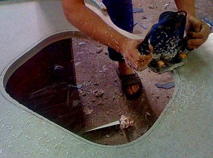 Изрязване на дупка под мивката