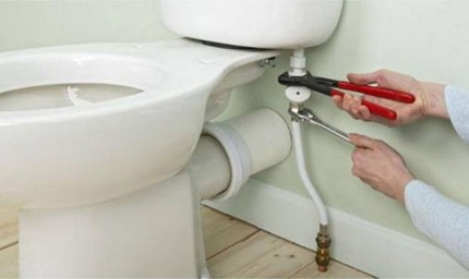 Flush toilet bowl with bottom water connection