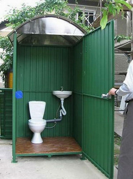Metalowa toaleta