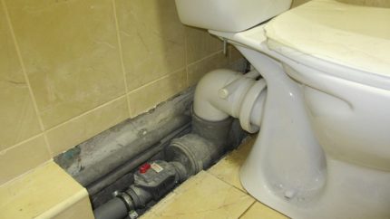 Sewer elbow with valve