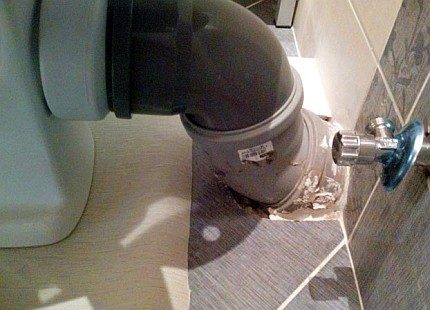Свързване на тоалетната с пластмасови лакти
