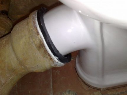 WC s kosim sklopom mlaznica