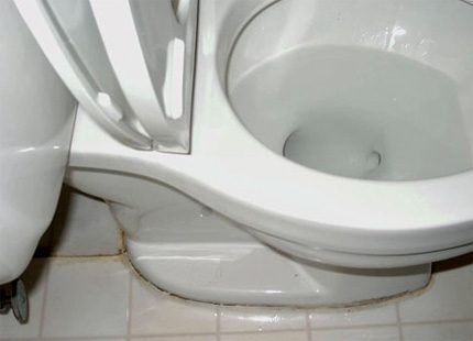 Toaleta este lipită de podea cu propriile mâini