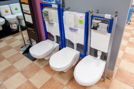 Wall hung toilets with integrated flush tank