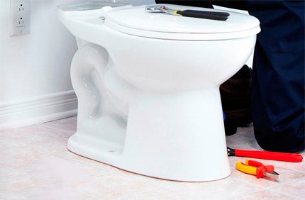 Installera en toalett på ett kaklat golv