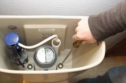 Как водопроводчиците премахват изтичането на тоалетната