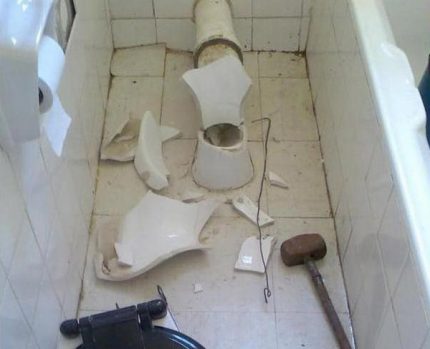 Démontage des toilettes avec un marteau