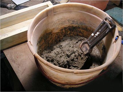 Zaprawa cementowa do montażu toalety