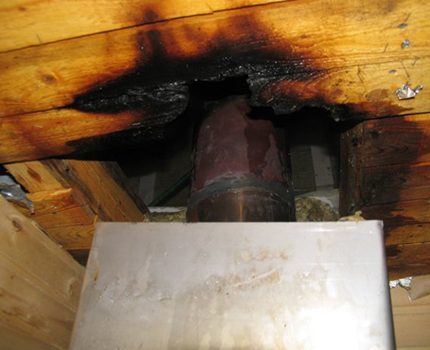 Mái nhà có thể bắt lửa từ ống khói