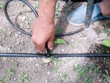 Perforer un blocage dans le tube avec une pompe à pied