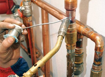 Soldering copper pipes in the water supply system