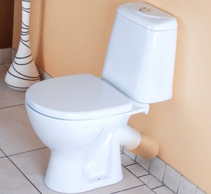 Installation of a toilet with an oblique release