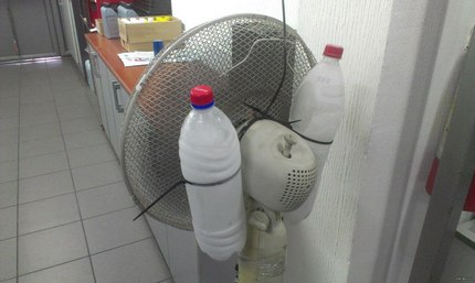 Hielo en botellas en un ventilador