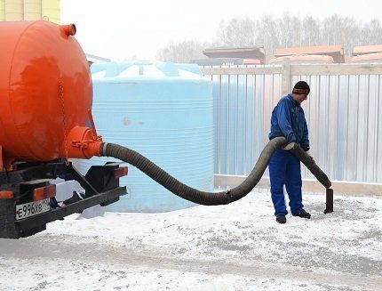 Pumping a septic tank