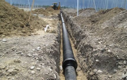 Installation de tuyaux d'égout