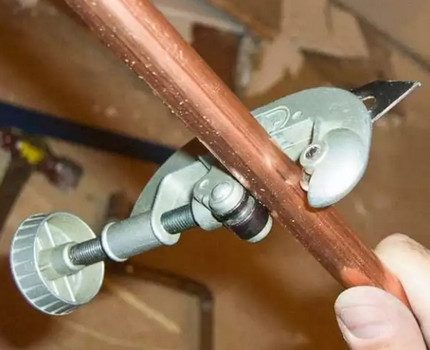 Pipe cutter processes a copper part