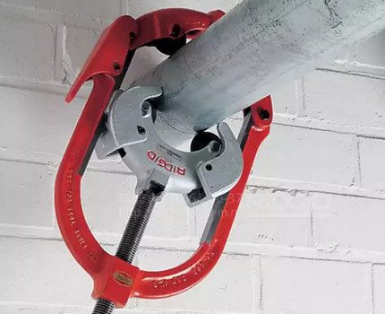 Clamp pipe cutter during operation