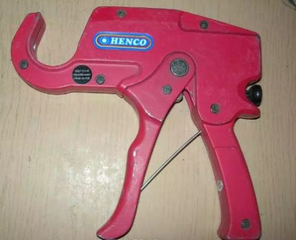 Pistol type pipe cutter for plastic pipes