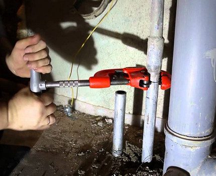 Pipe cutting in tight spaces