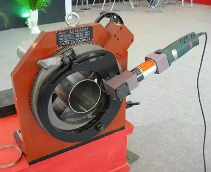 Portable pneumatic steel pipe cutter