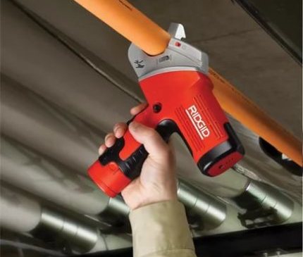 Cordless pipe cutter