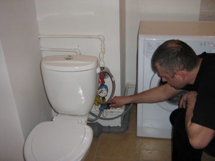 Свързване на машината към тоалетната чиния