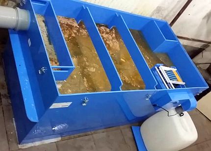 Grease trap with automatic grease removal